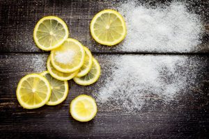 فوائد الليمون والسكر البني للبشرة