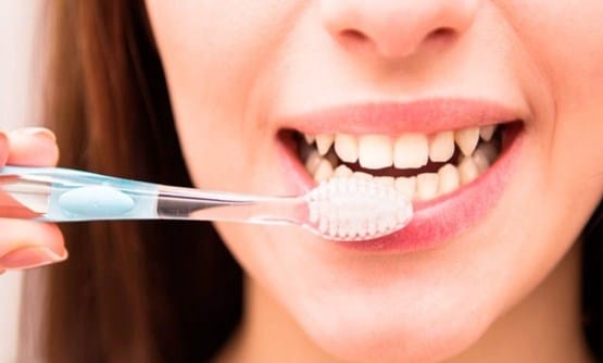 كيفية تنظيف الاسنان بالسواك وخيط الاسنان